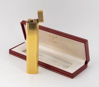 CARTIER, MUST
Table lighter in gilded metal...
