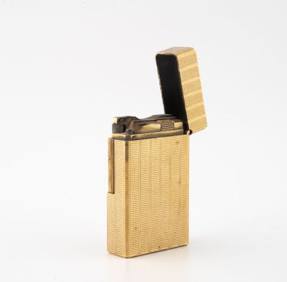 S.T. DUPONT
Pocket lighter in gilded metal...