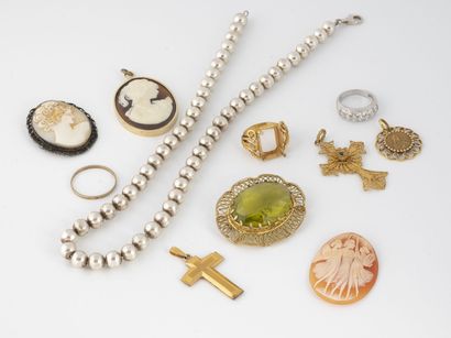 Necklace decorated with silver beads (min...