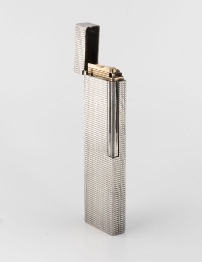 ST DUPONT
Table lighter in silver plated...