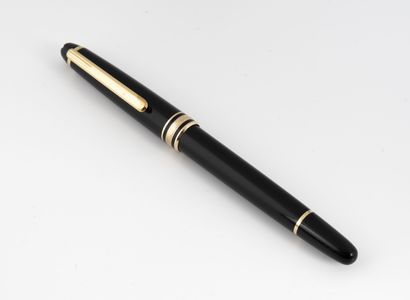 MONTBLANC, MEISTERSTUCK
Black resin and gold...