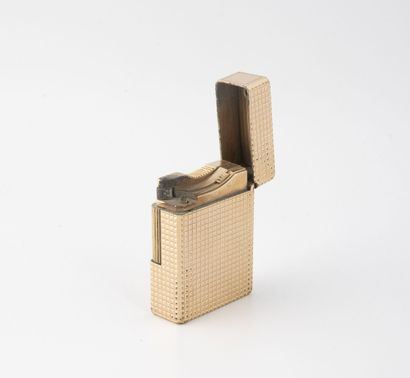 ST DUPONT
Lighter in gilded metal with a...