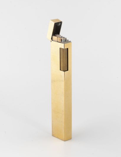 DUNHILL
Lighter of table in gilded metal,...