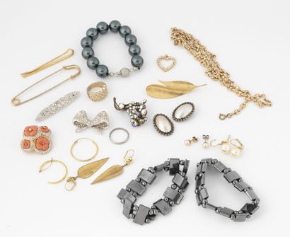 Lot of costume jewelry in gold and silver...