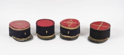 Lot de 4 képis de l'infanterie dont 2 de...