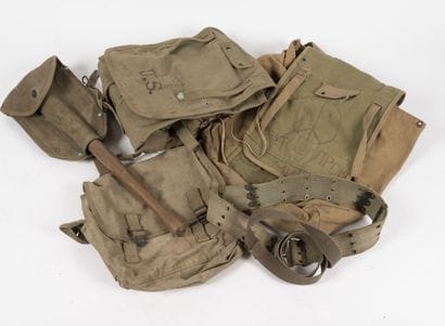 Lot d'équipements américains comprenant :

-Musette...