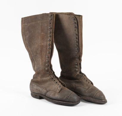 Une paire de bottes lacée du style aviateur...