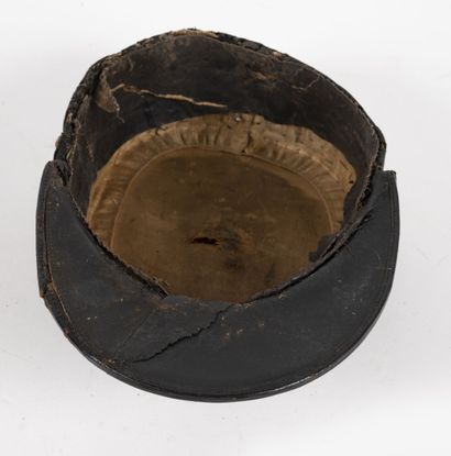 Un képi polo de capitaine d'infanterie.

Accident...