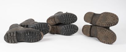 Lot de 3 paires de brodequins en cuir ciré.

Semelle...
