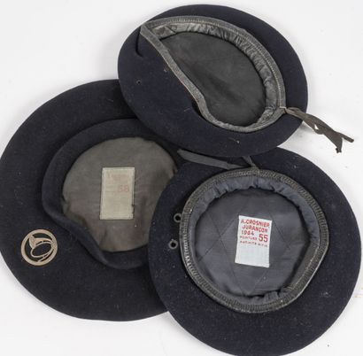 Lot de 3 bérets bleus dont une tarte de Chasseur...