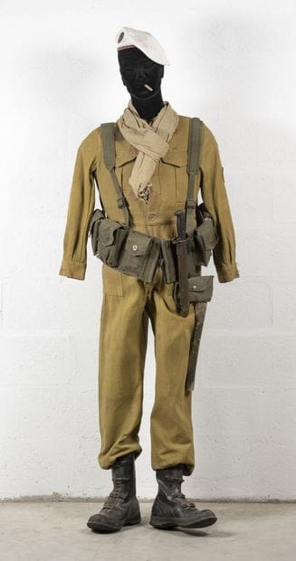 Mannequin de parachutiste comprenant :

Béret...