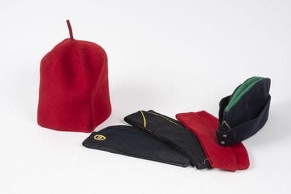 Lot d'une chechia et 4 bonnets de police...