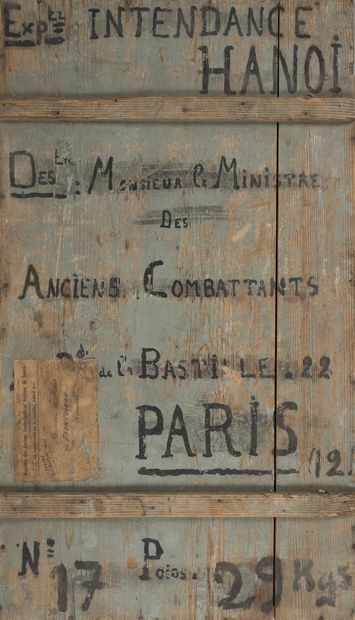Caisse en bois peint gris portant sur le...