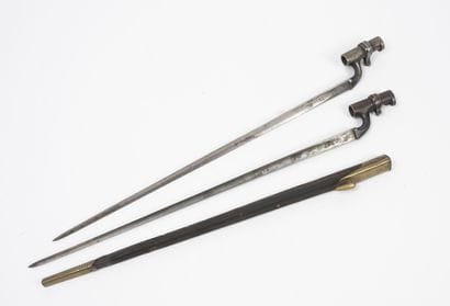 Deux baïonnettes à douille avec collier de...