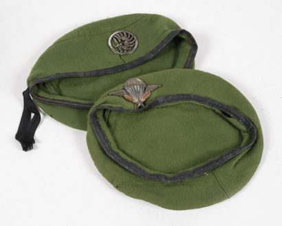 Lot de 2 bérets vert de légionnaires parachutistes,...