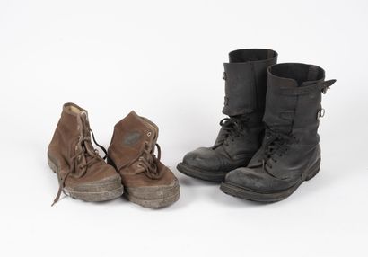 Une paire de bottes en cuir noir à jambière...