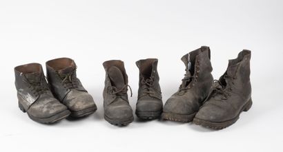 Lot de 3 paires de brodequins en cuir ciré.

Semelle...