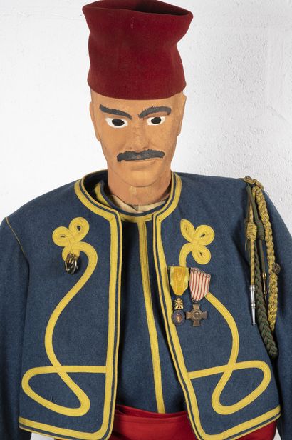 Mannequin de tirailleur du 13e R.T.A comprenant...
