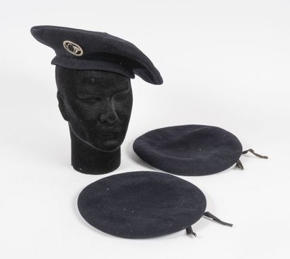 Lot de 3 bérets bleus dont une tarte de Chasseur...