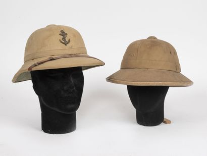 Lot de 2 casques coloniaux en liège recouverts...