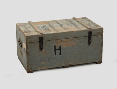 Caisse en bois peint gris portant sur le...