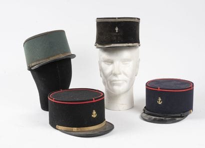 Lot de 4 képis dont chasseur, Infanterie...