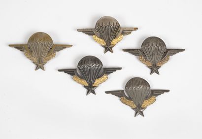 Lot de 5 brevets parachutistes français.

2...