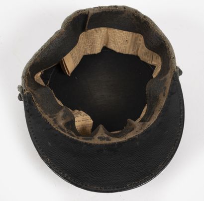 Un képi modèle 1915 en drap bleu horizon.

Usures...