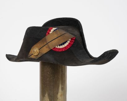Bicorne d'officier de Marine en velours taupé,...