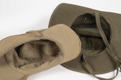 Deux chapeaux de brousse modèle 49 avec cachet...