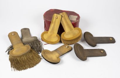 Lot d'épaulettes d'officier :

-Une paire...