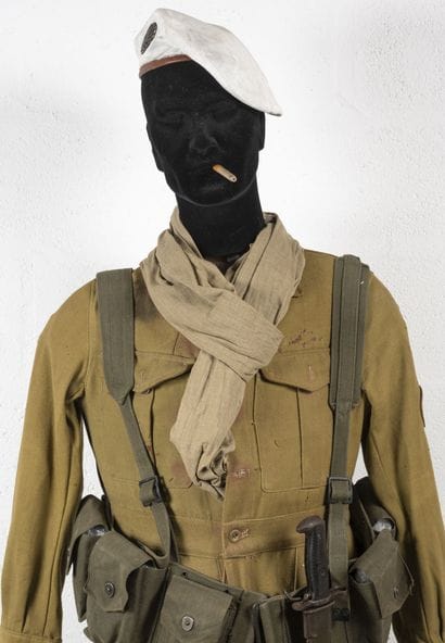 Mannequin de parachutiste comprenant :

Béret...