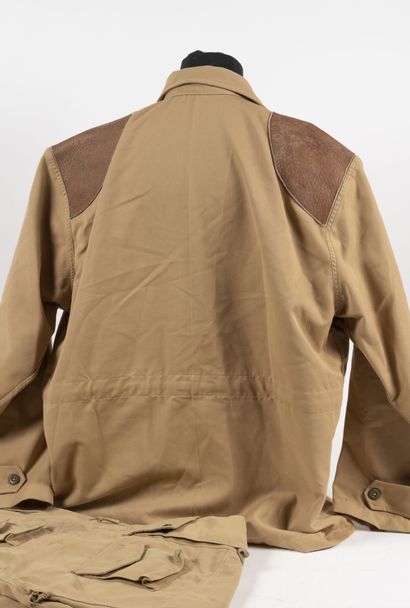 Reproduction de la tenue de saut modèle Extrême-Orient.

En...