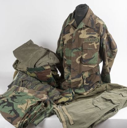 Lot d'uniforme et matériel principalement...