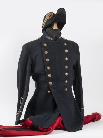 Uniforme de polytechnicien comprenant un...