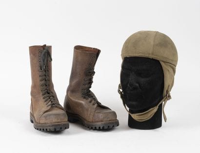 Lot comprenant : 

-1 paire de bottes de...