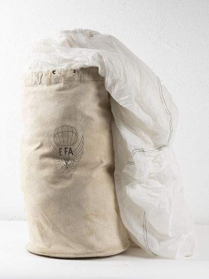 Lot de 2 voilures de parachute et un sac...