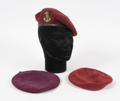 Lot de 3 bérets rouges parachutistes.

-Un...