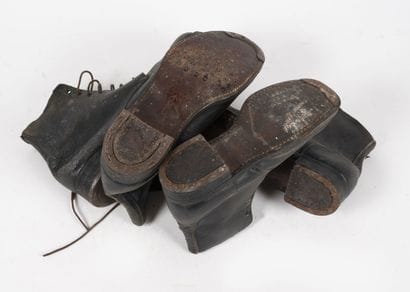 Lot de 2 paires de brodequins britanniques...