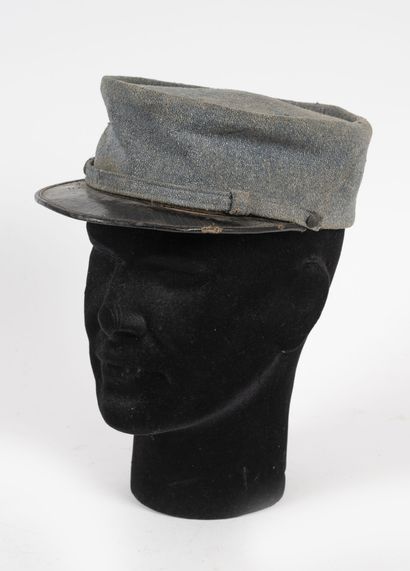 Un képi modèle 1915 en drap bleu horizon.

Usures...