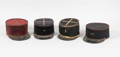 Lot de 4 képis dont 186 R.A, Cavalerie, Service...
