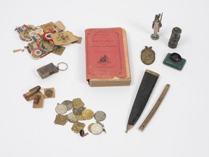 Petit lot de Militaria :
* Thème du Premier...