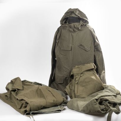 Lot d'uniformes français années 60 comprenant:

-2...