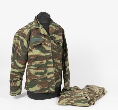 Lot de 2 vestes 47 toute arme en toile camouflée...