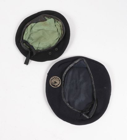 Lot de 2 bérets réalisés en trois parties.

-Un...