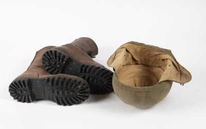 Lot comprenant : 

-1 paire de bottes de...