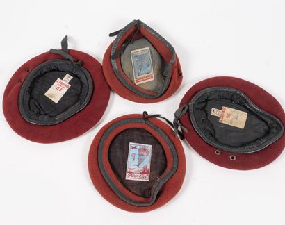 Lot de 4 bérets rouges de parachutiste, modèle...