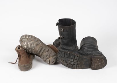 Une paire de bottes en cuir noir à jambière...