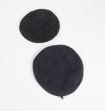 Lot de 2 bérets réalisés en trois parties.

-Un...