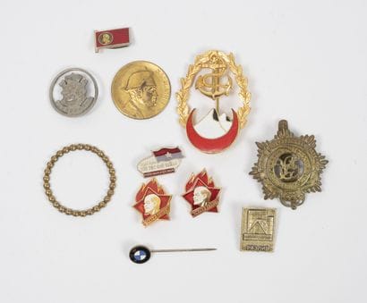Lot d'insignes comprenant :

- Royal Army...